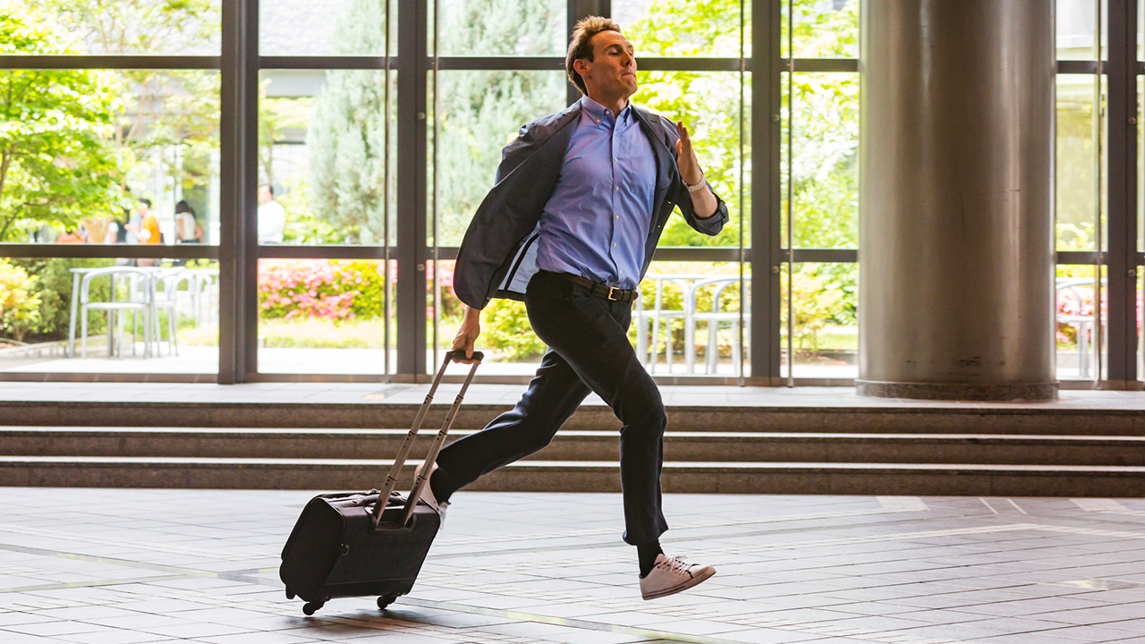 Flight passengers debate time needed to catch their connecting planes
