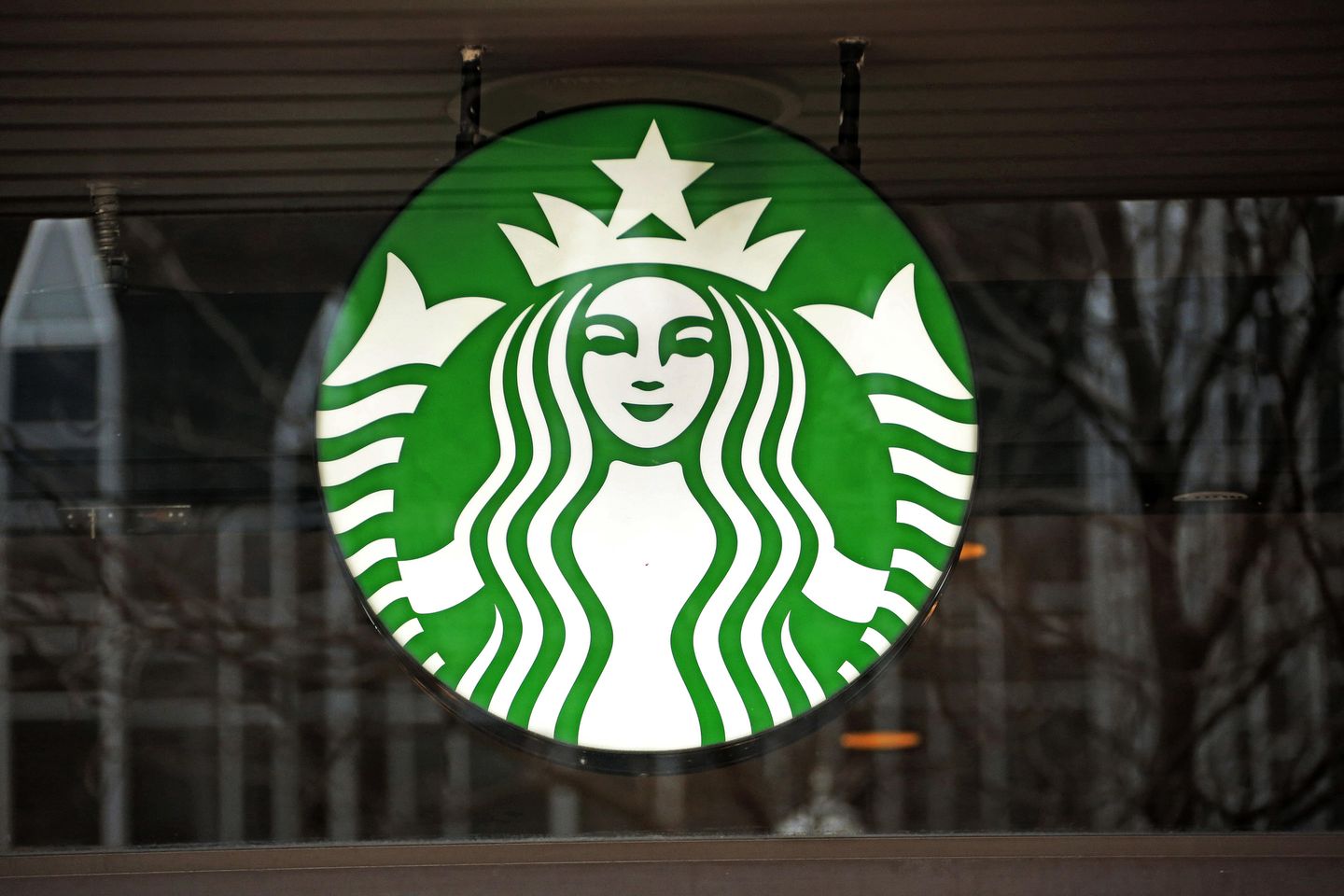 Starbucks bringing back self-serve milk and sugar, free refills on certain drinks