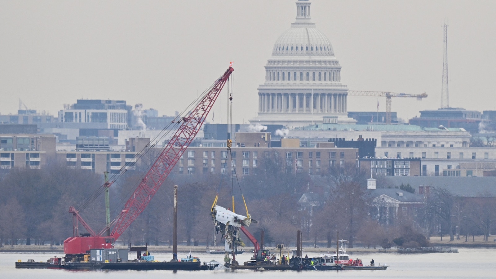 Amid search for victims, crews begin the delicate removal of wreckage from Potomac