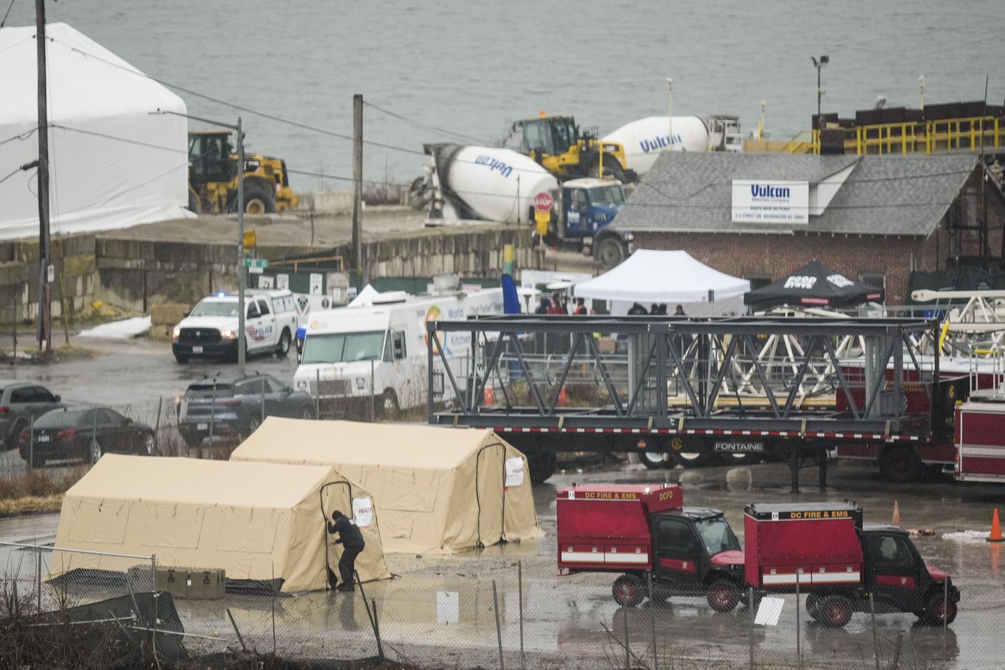 Recovery teams expect to find every victim's body in deadly midair crash; salvage to start Saturday