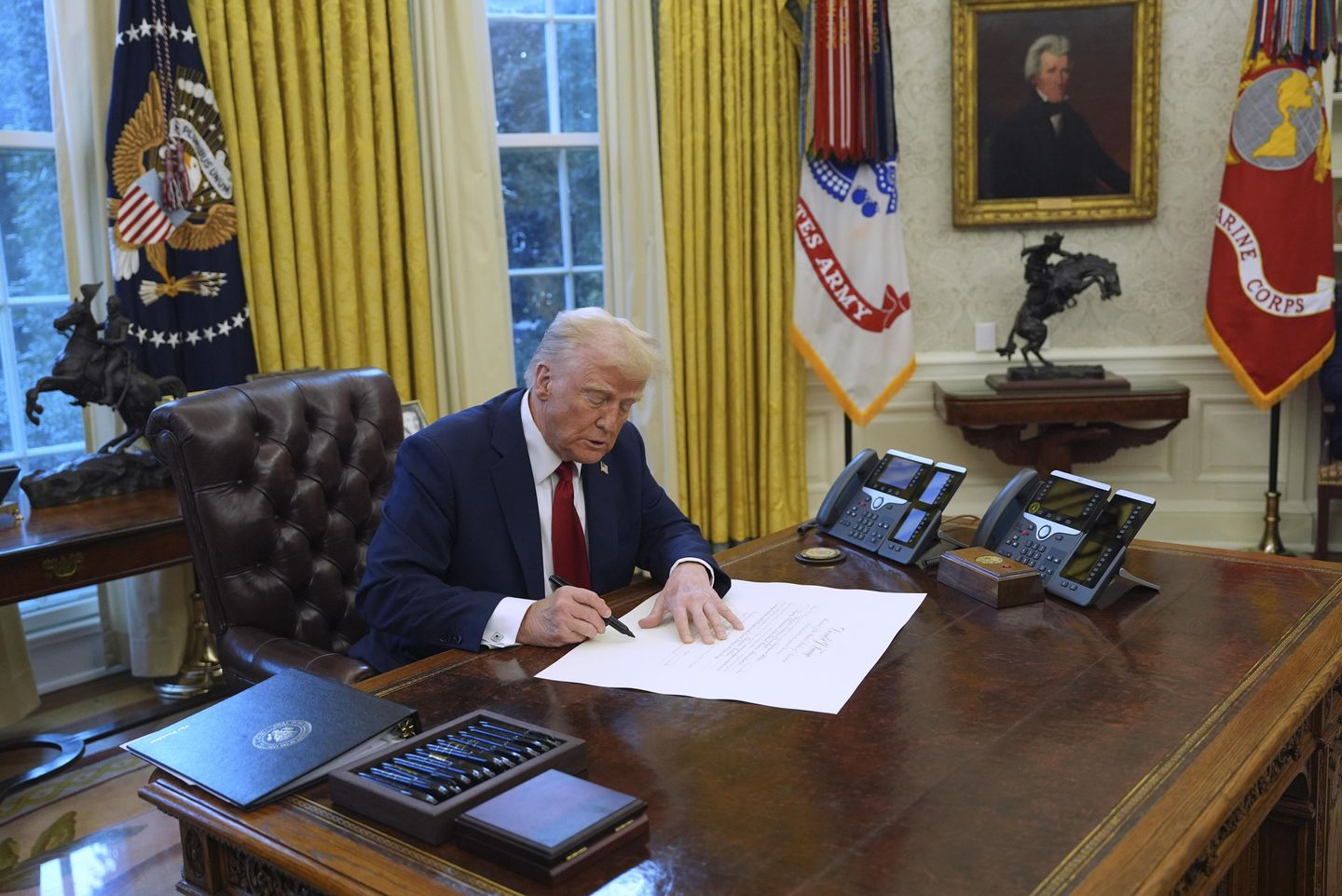 Trump orders feds to slash 10 regulations for every new one