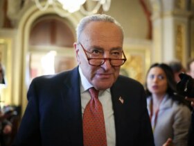 El senador Demócrata Chuck Schumer manifiesta su apoyo al plan que evitará el cierre del gobierno – One America News Network