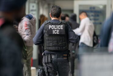 Más de 600 inmigrantes indocumentados arrestados en redada de ICE en Texas – One America News Network