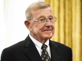 Trump, Vance find support from former college football coach Lou Holtz