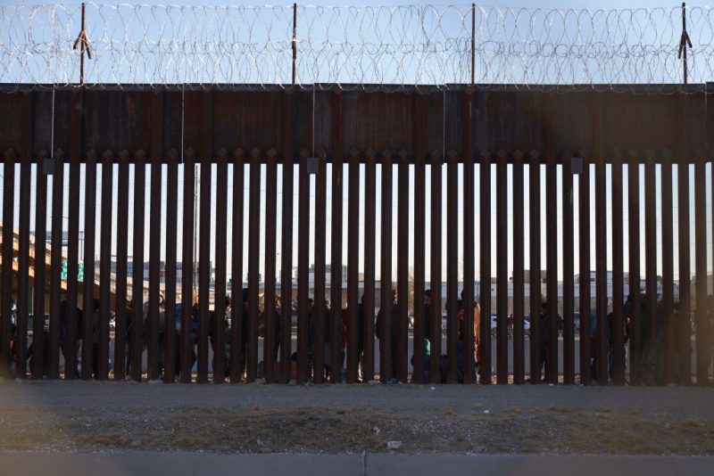 La administración Trump multará con 1.000 dólares diarios a los migrantes que no cumplan órdenes de deportación – One America News Network