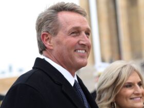 Flake pushes Republicans on Trump foreign policy: 'Responsibility to speak out now rests with you'