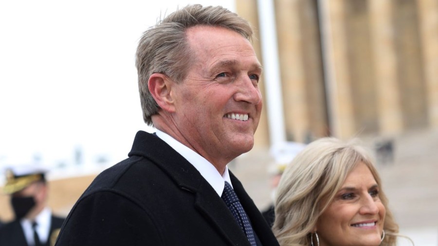 Flake pushes Republicans on Trump foreign policy: 'Responsibility to speak out now rests with you'