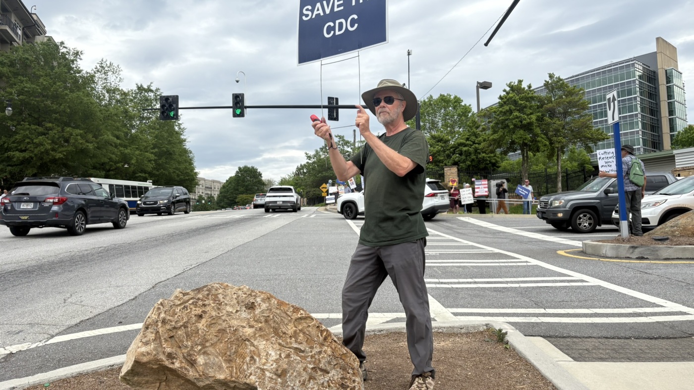 Former CDC staff warn of “a five alarm fire” : Shots