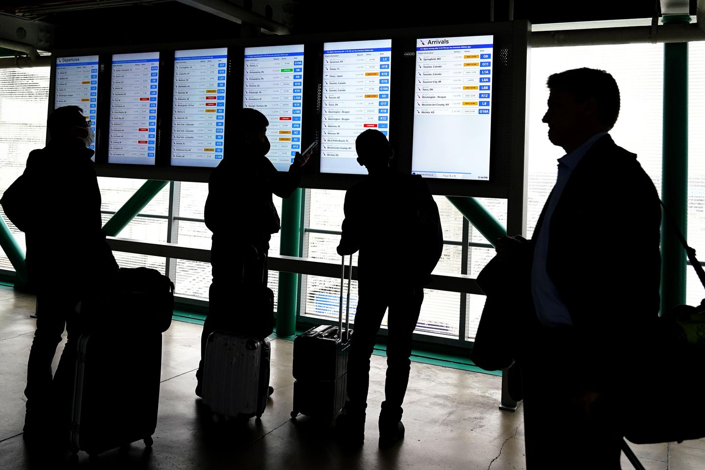 More warning signs emerge for U.S. travel industry as summer nears
