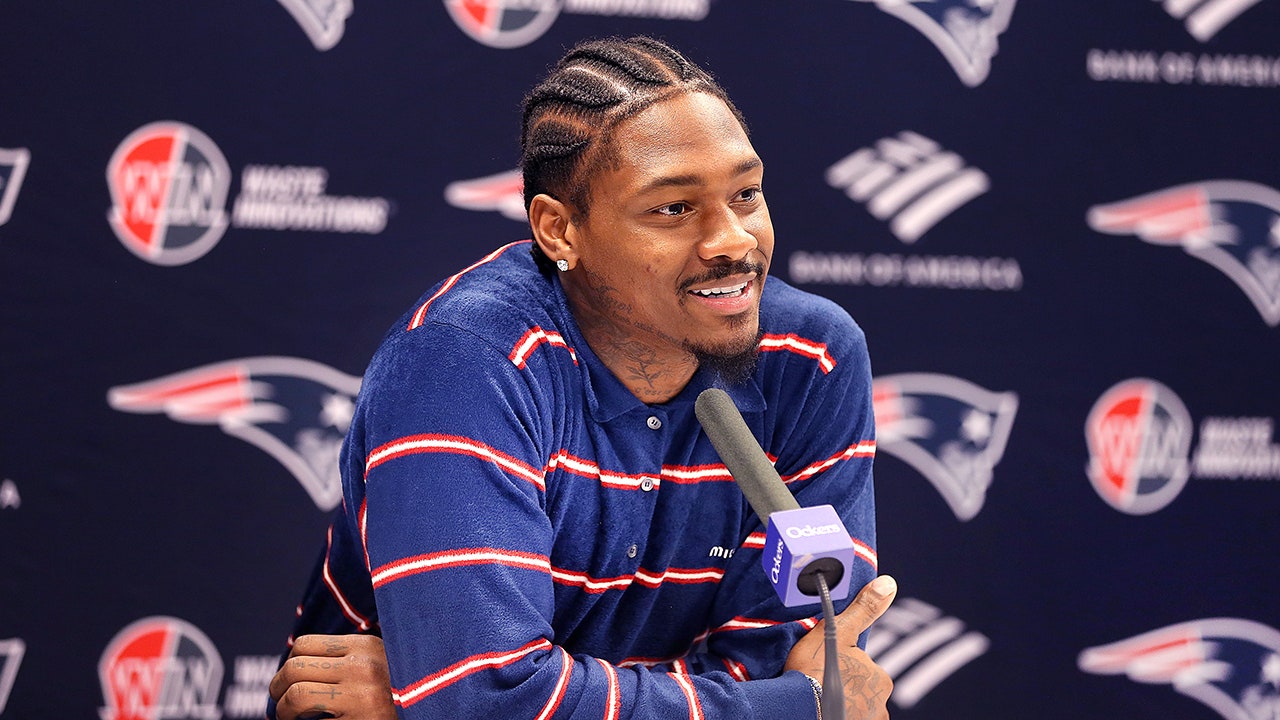 Patriots coach addresses viral video of Stefon Diggs with unidentified substance