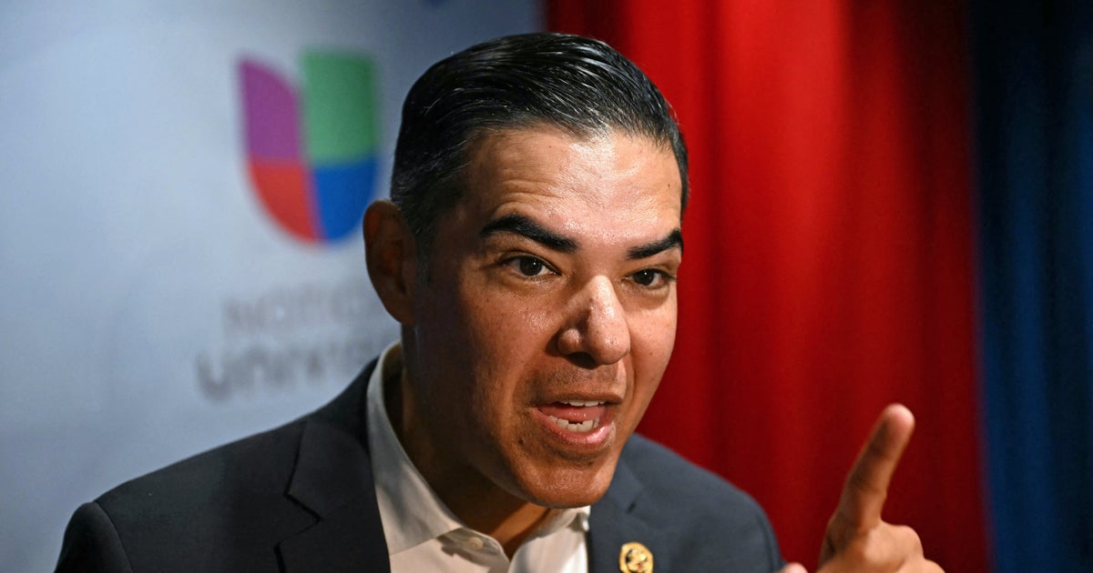 Democrat Slams Administration For 'Enriching Themselves,' Outlines Path To Beat Trump (CORRECTION)