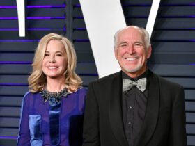 Jimmy Buffett's widow files to remove co-trustee from $275 million estate