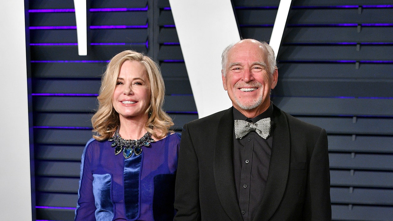 Jimmy Buffett's widow files to remove co-trustee from $275 million estate