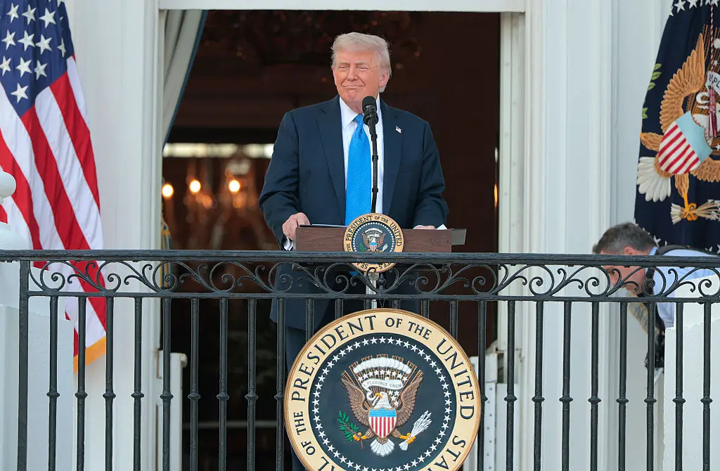 Trump prohíbe la entrada a Estados Unidos a ciudadanos de 12 países – One America News Network